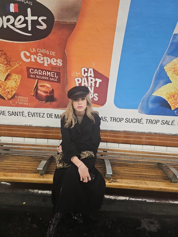 Woman in black coat spotted at Pantin metro station