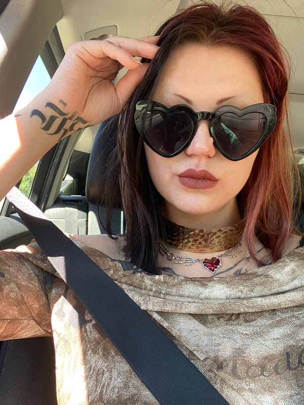 Woman in heart sunglasses, gold choker spotted in Montenegro car