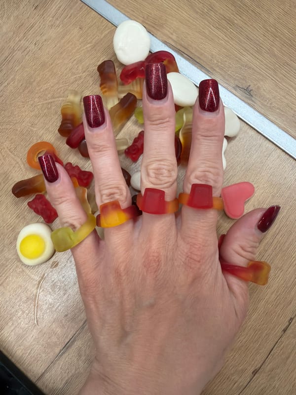 Baby and chihuahua share mealtime moment in Votkinsk home