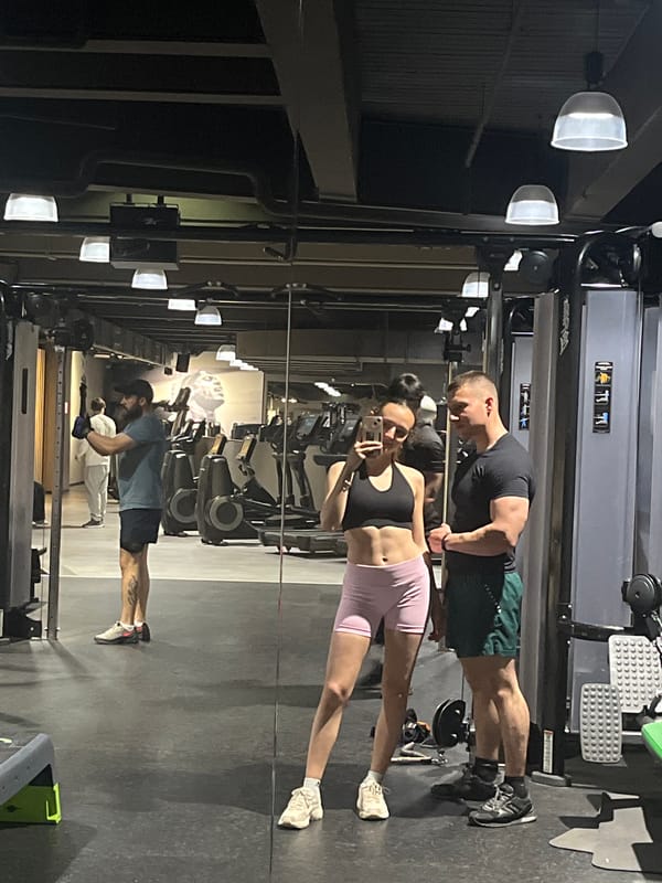 Woman takes mirror selfie at Saarbrücken gym