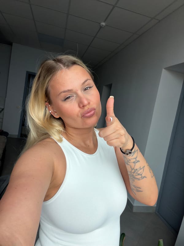 Woman documents morning routine through selfies in Sarapul