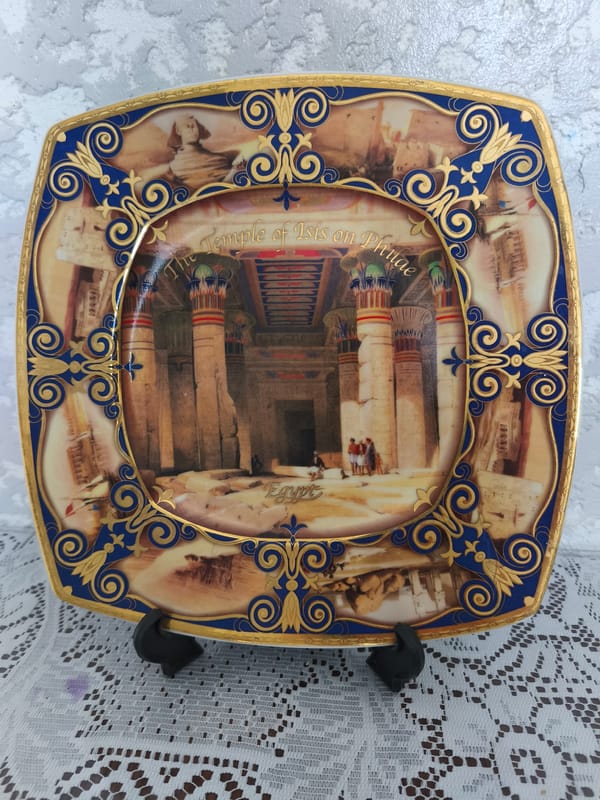 Paintings, decorative plates, and houseplants in Ceadîr-Lunga