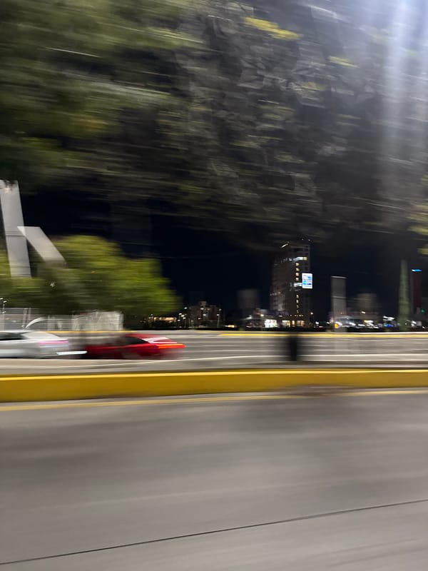 Nighttime vehicle travel documented on Puebla road