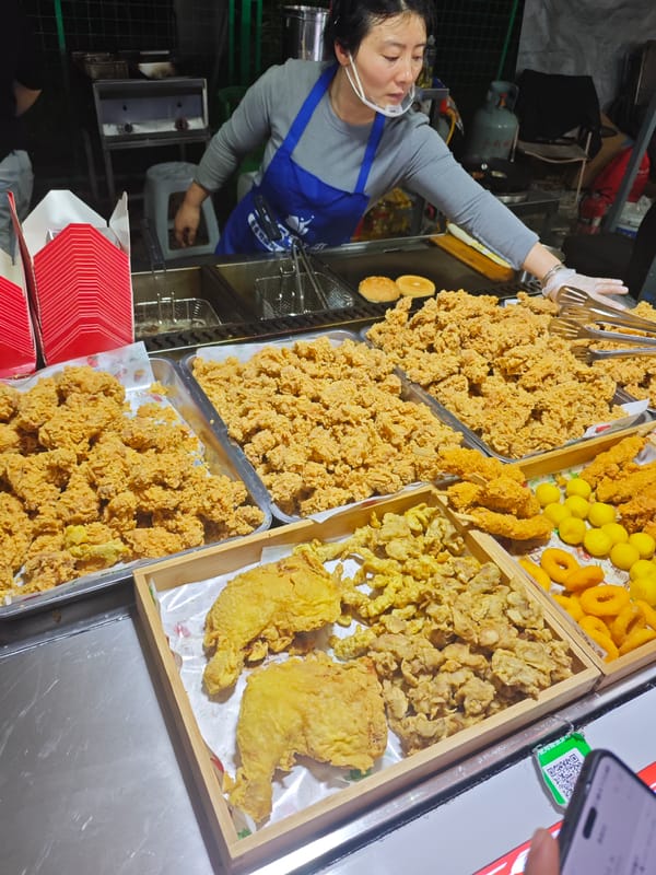 Morning street vendors serve customers in Shapingba District