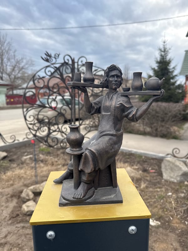 Tourist captures bronze potter sculpture and jewelry displays in Kungur