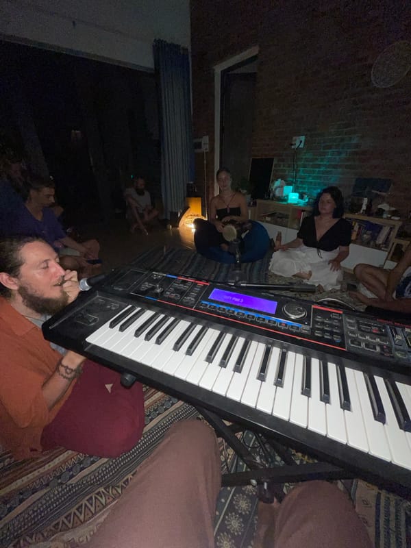 Live keyboard session and street scenes around Đà Nẵng