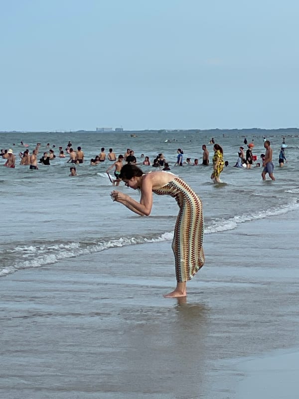 Busy beach day in Đà Nẵng, water sports and crowds in full swing