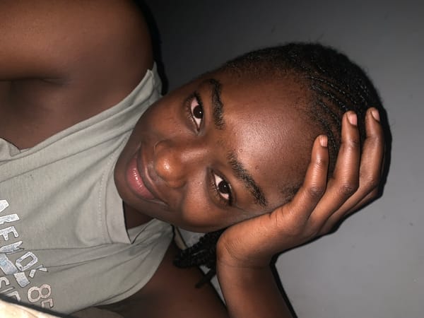 Nigerian resident shares tradition posts and personal portraits online