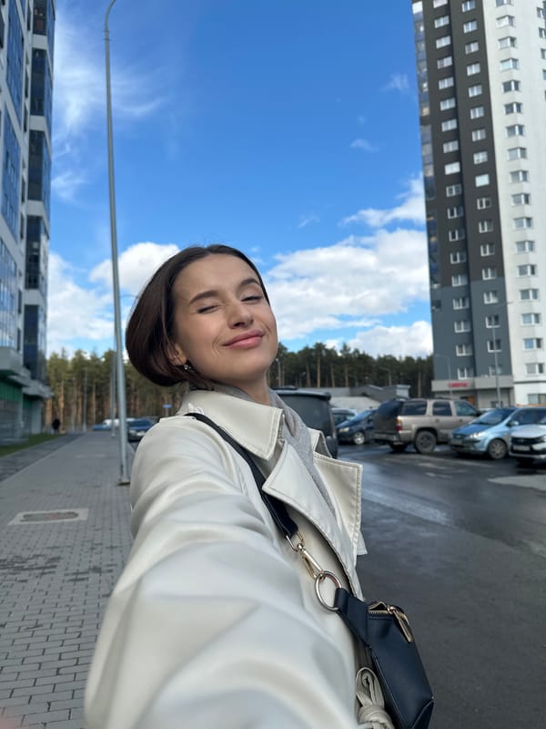 Woman captures everyday moments during brief outing in Yekaterinburg