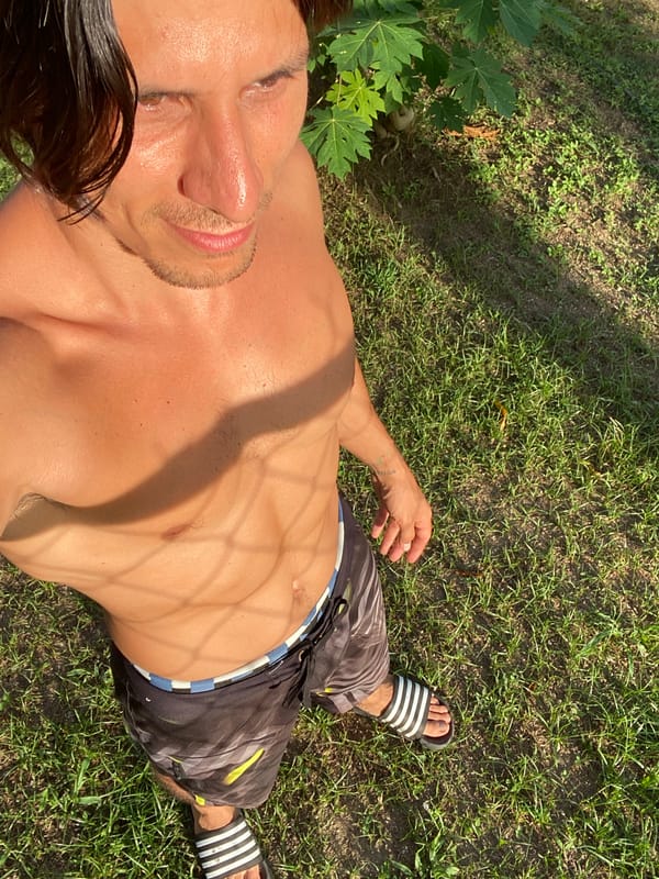 Sunny afternoon selfies in the grass, Los Velásquez