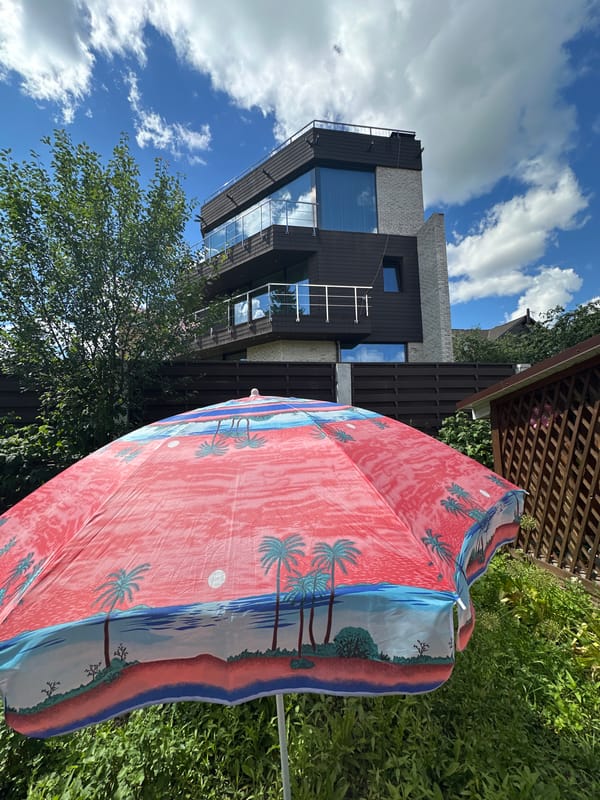Backyard beach day setup in a Nizhny Novgorod garden