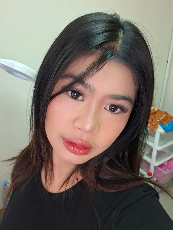 Indoor selfie session in Kuta with consistent styling and poses