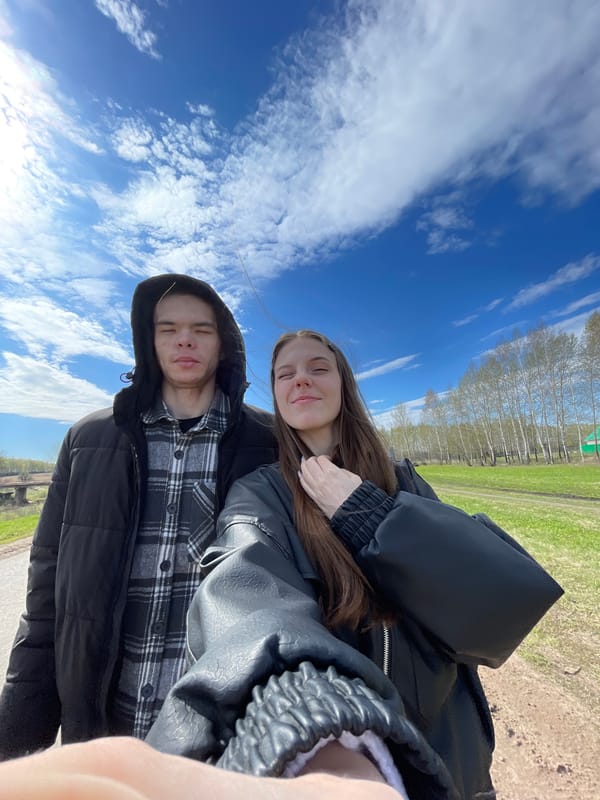 Couple enjoys outdoor time in Ulukulevo park area