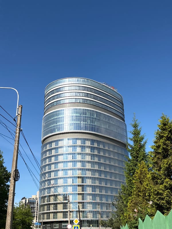 Witness documents Russian urban architecture under clear skies