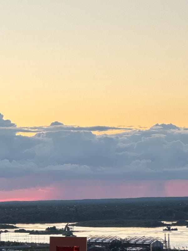 Sunset over Nizhny Novgorod, live music by the Volga