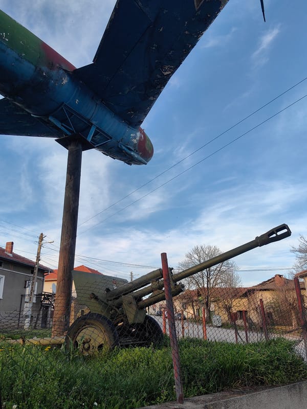 Cold War aircraft monument and folk art documented in Sennik