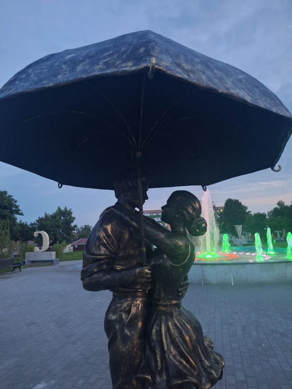 Evening documentation of Kapyĺ's illuminated fountain and bronze sculpture