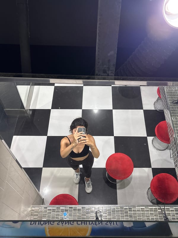 Morning fitness selfies and street vendor captured in Da Nang