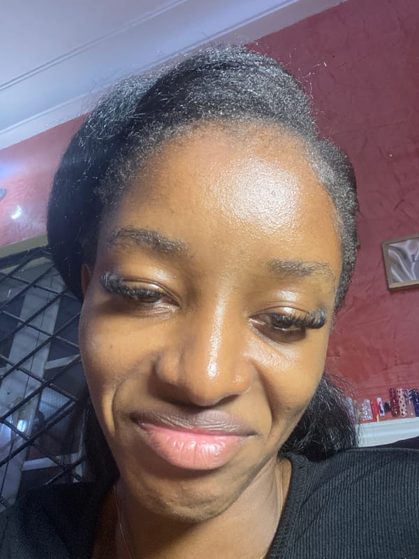 Woman documents nail session with selfies in Jos, Nigeria