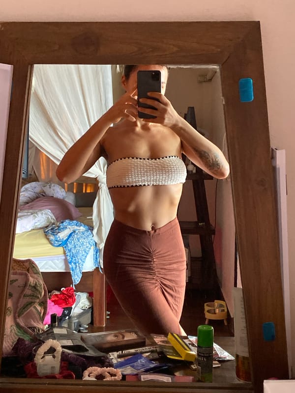 Mirror selfie in a cluttered Koh Phangan bedroom
