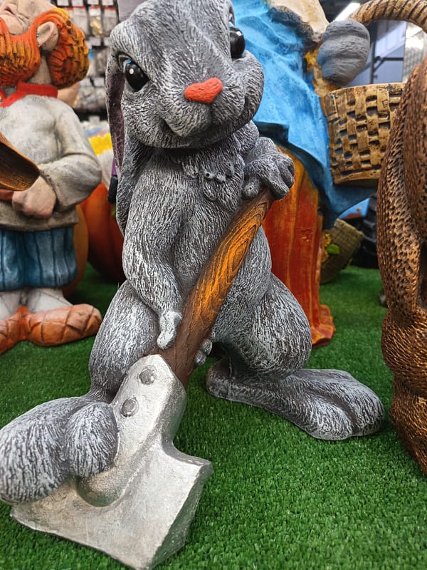 Garden statue display documented in Nizhnevartovsk, Russia