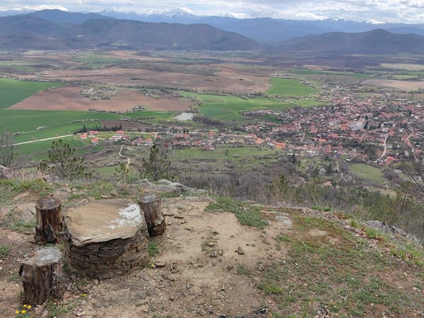Observer documents rural landscape views near Vrabevo, Bulgaria