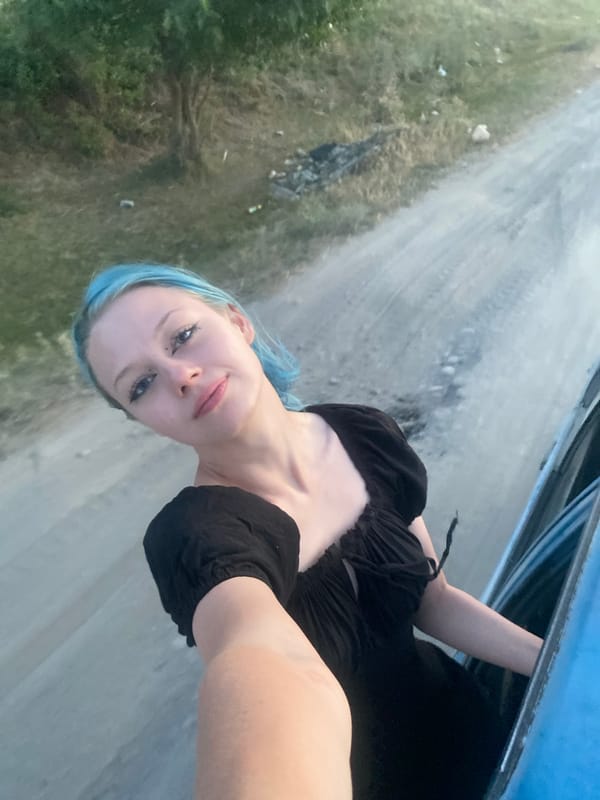 Blue hair, blue sky, blue car — quick photo session in Milyanfan