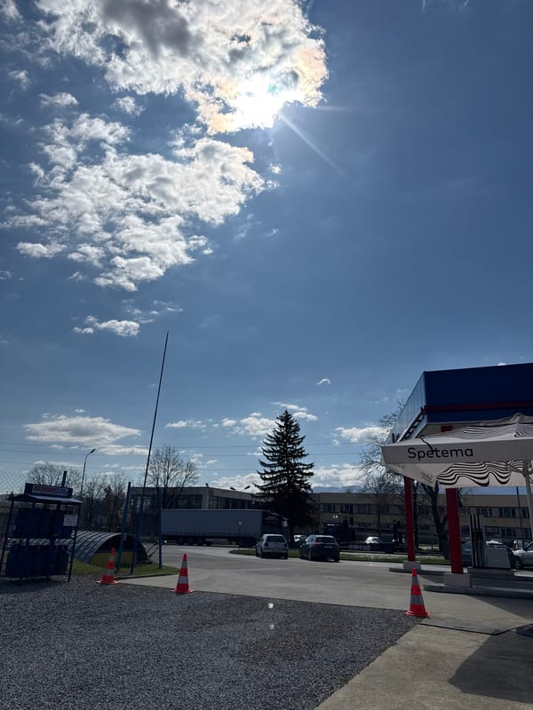 Clear morning skies documented in Berkovitsa, Bulgaria