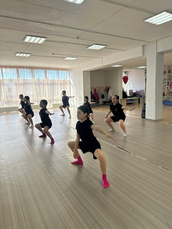 Young dancers practice synchronized routines at Votkinsk studio
