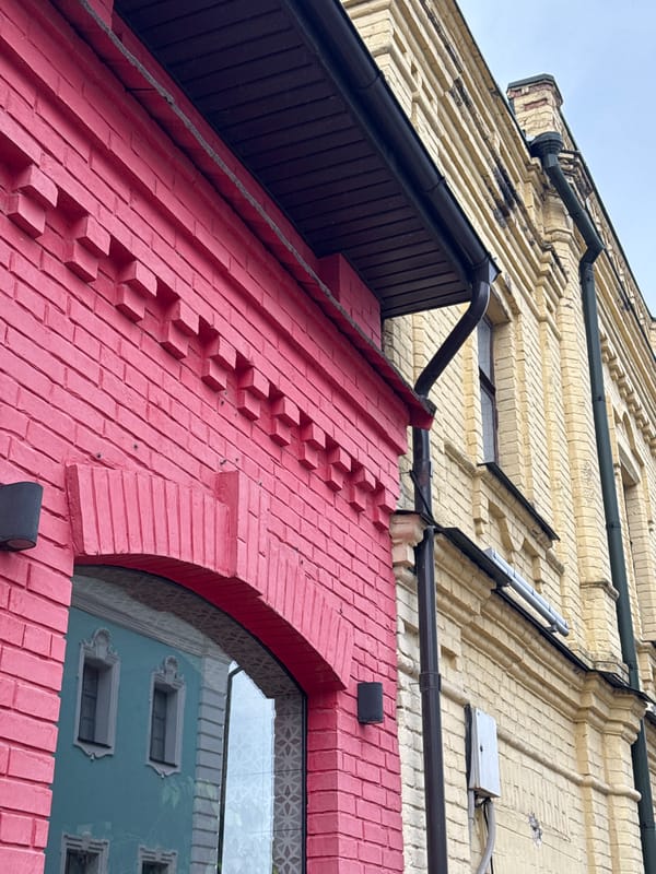 Afternoon scenes documented across central Kyiv during rainy weather