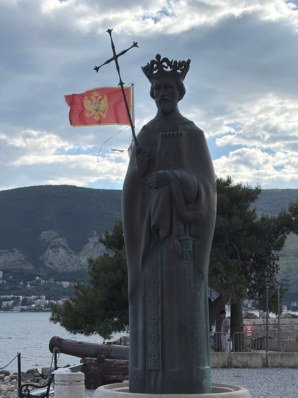 Bronze royal statue with Montenegrin flag spotted in Herceg Novi