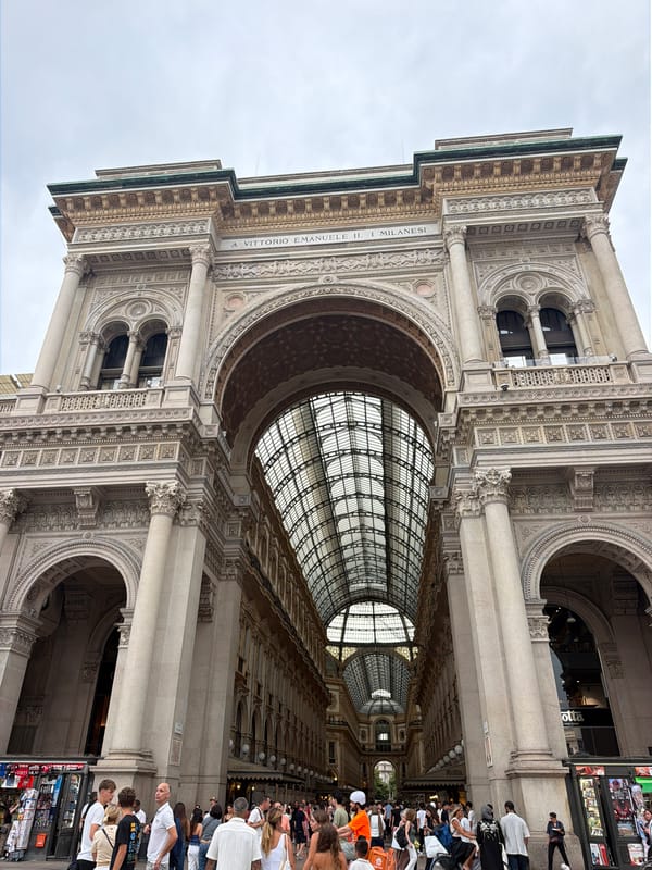 Busy afternoon around Milan's Duomo and Galleria