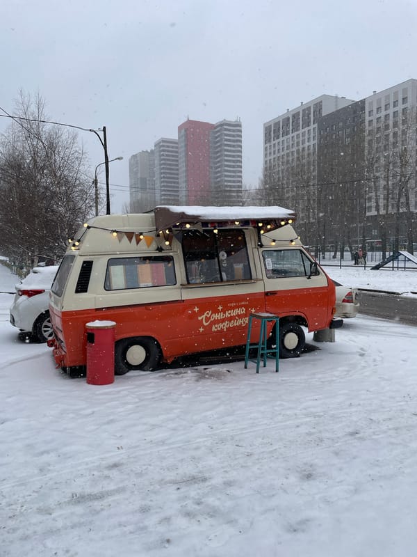 Spring snowfall documented across Krasnoyarsk streets and parking areas
