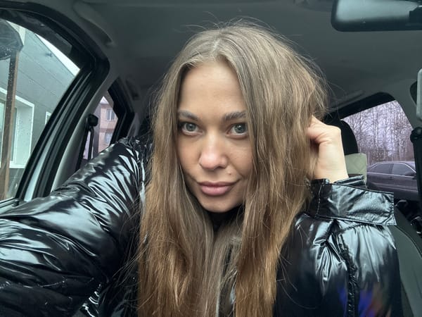 Woman documents rainy drive through Chernushka, Russia with selfies