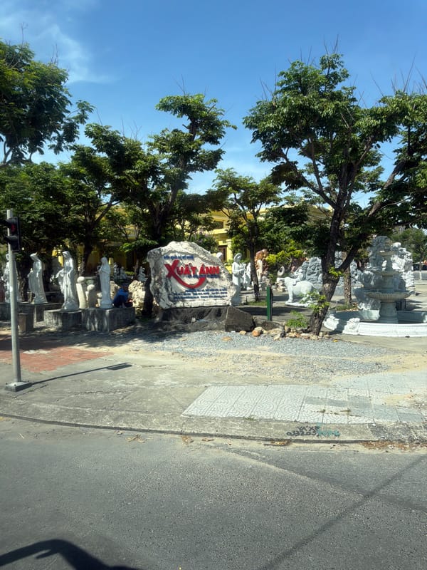 Stone monument with red-blue emblem spotted in Đà Nẵng