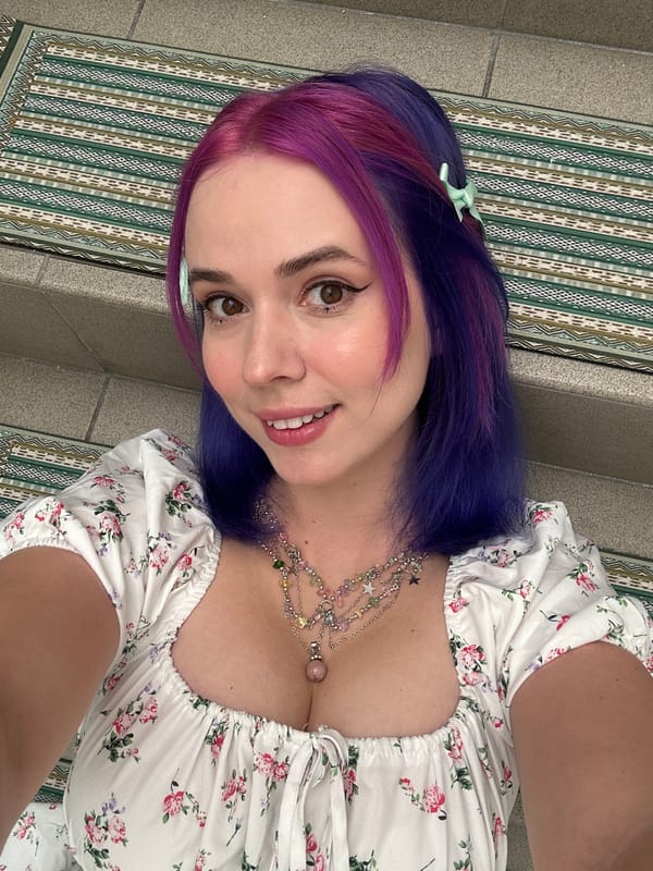 Purple-haired woman holds outdoor photo session in Zagreb