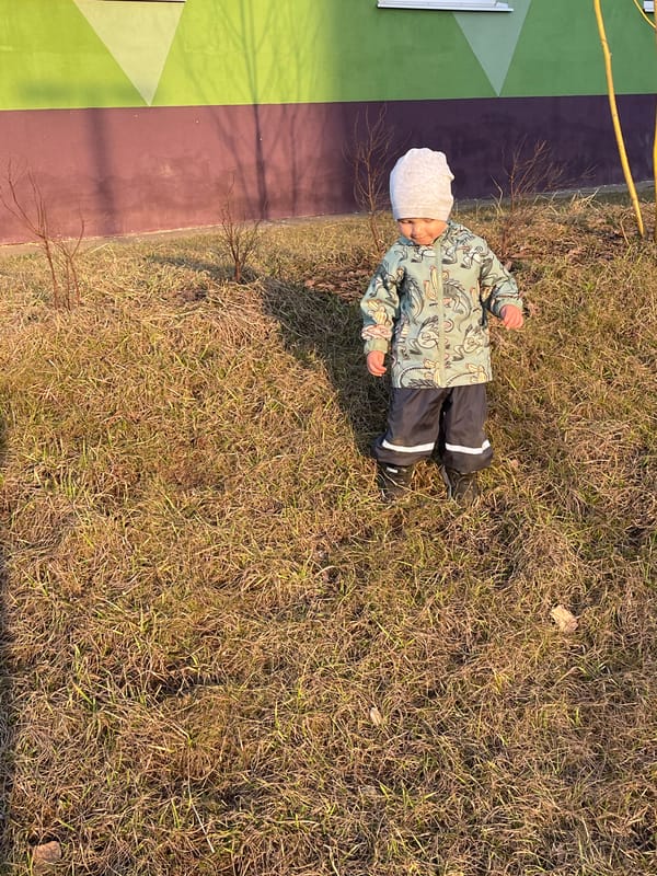 Spring afternoon moments captured in Izhevsk residential area
