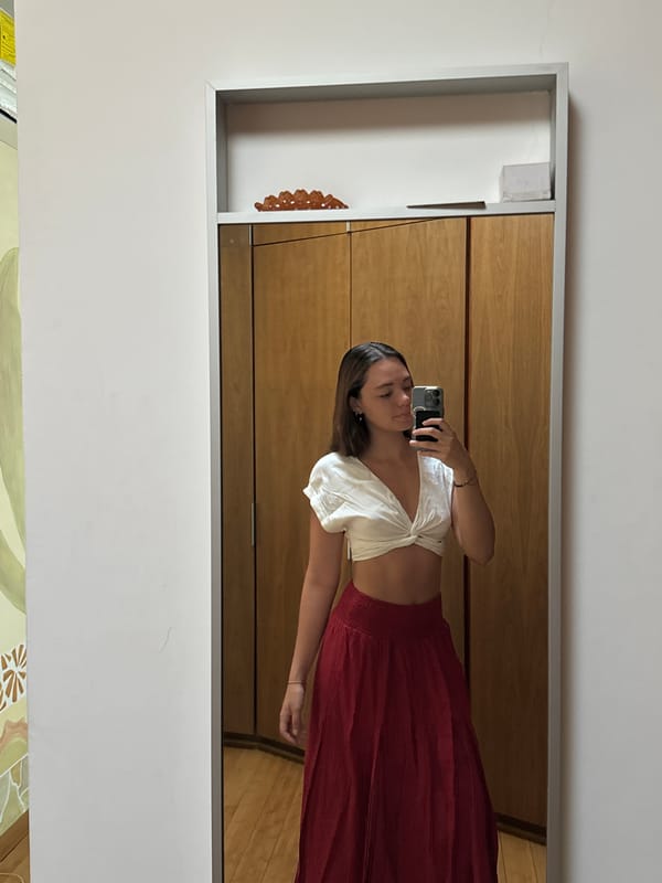 Woman takes mirror selfies in Tlaxcalancingo room