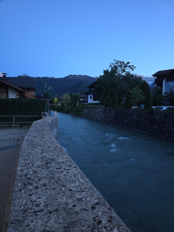 Evening stroll documented through Garmisch-Partenkirchen under full moon