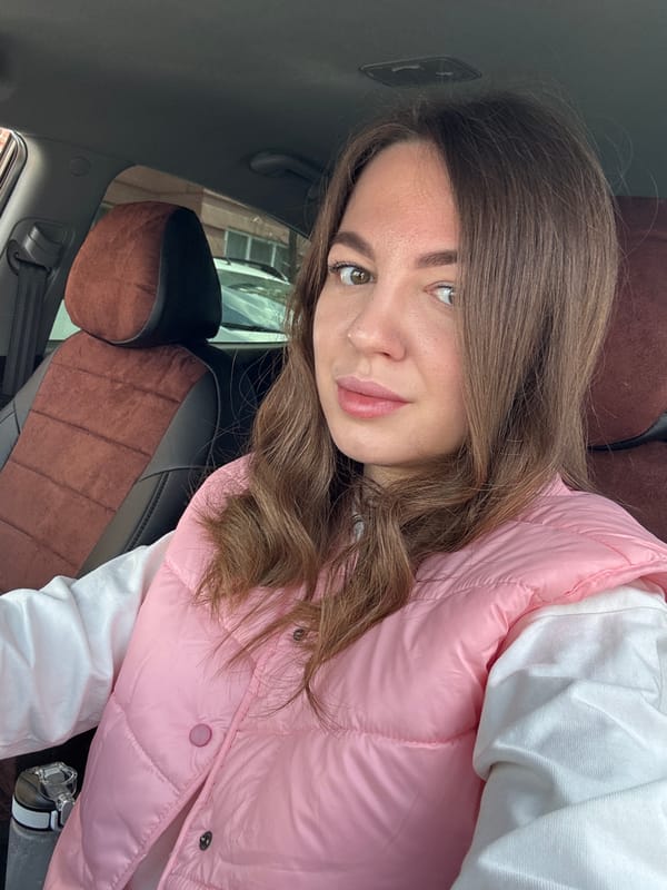 Woman in pink vest observed in vehicle near Stary Oskol
