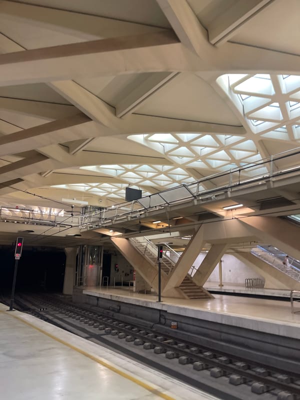 Valencia metro stations documented by witnesses during morning hours