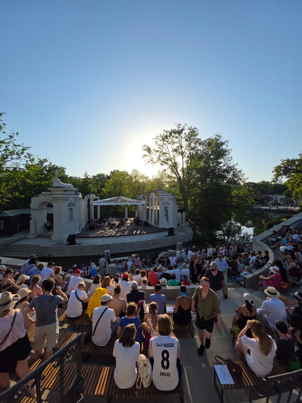Live jazz band plays Łazienki Park amphitheater on sunny afternoon