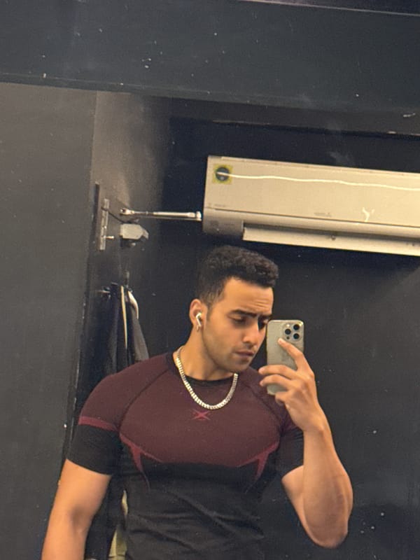 Man Takes Flexing Selfies in Mirrored Room in Kolkata