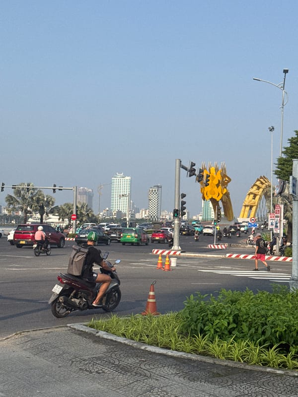 Morning street life documented across Đà Nẵng, Vietnam