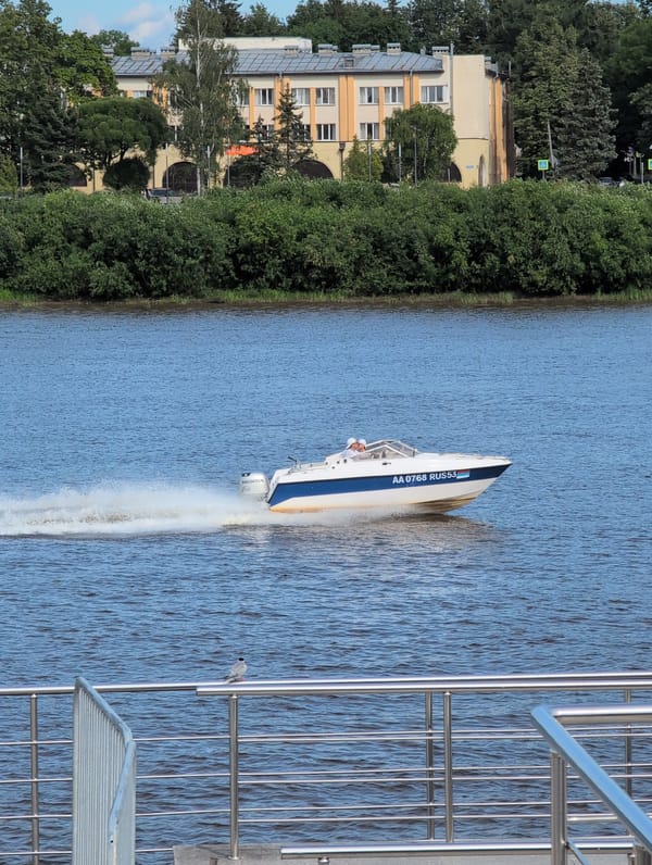 Summer day on the Volkhov: boats, kites, and splash pads in Veliky Novgorod