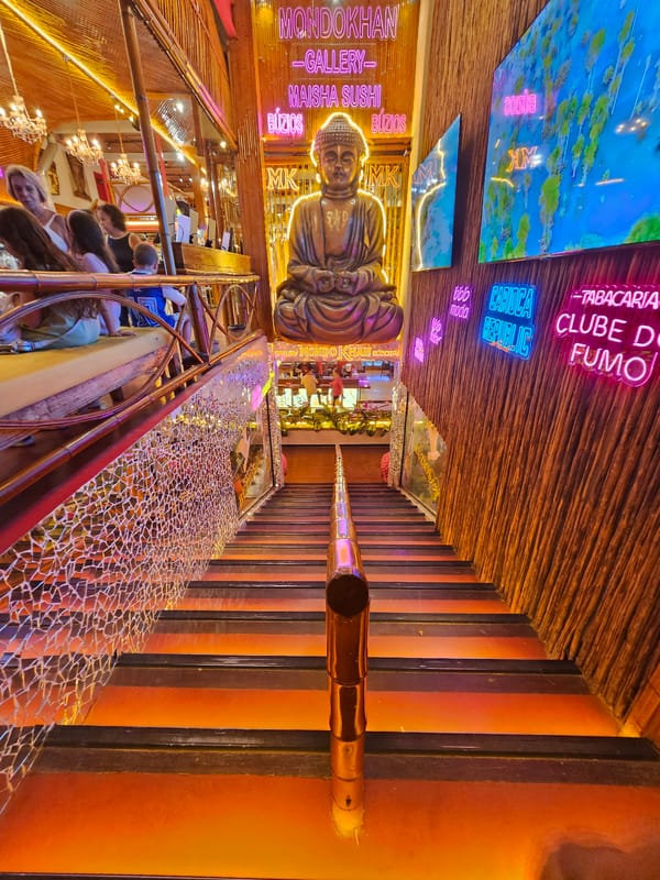 Artistic venues and sculptures documented in Búzios entertainment district