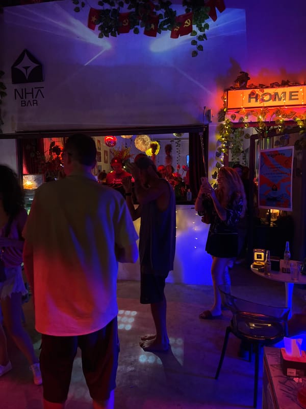Evening gathering at NHA BAR in Đà Nẵng draws young crowd