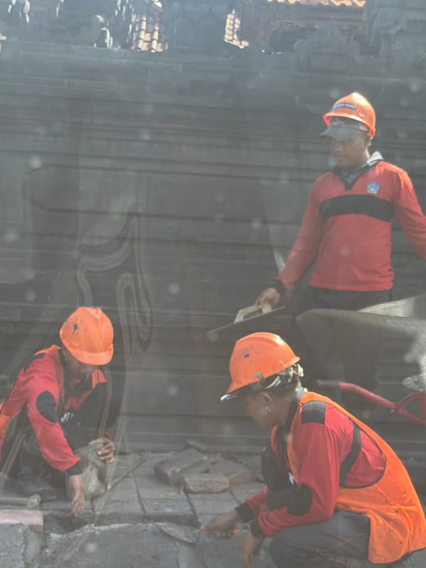 Morning life captured in North Kuta: workers, commuters, vendors
