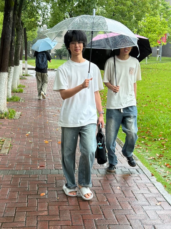 Morning rainfall brings pedestrians and scooter traffic to Jiangjin streets
