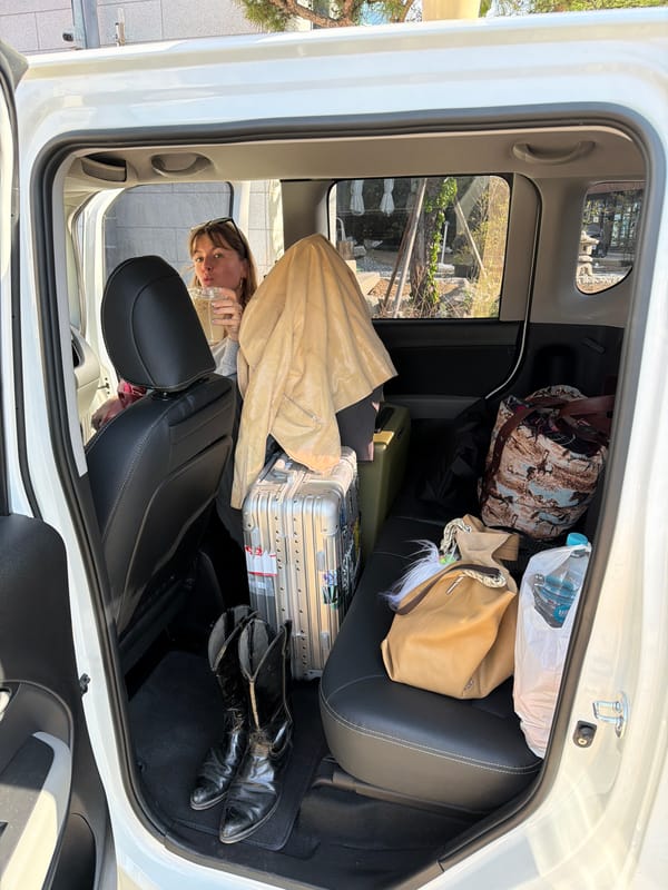 Traveler packs car, buys drinks in Hyeonnam